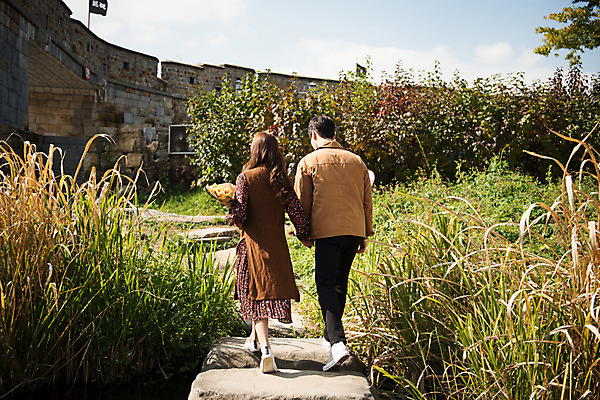 포토 JPG 주간 전신 커플 여자 남자 행복 꽃다발 프로포즈 데이트 사랑 사람 20대 성인 야외 두명 뒷모습 걷기 손잡기 산책 한국인 성 성벽 설레임 돌징검다리 수원 징검다리 성인만 수원화성 국내포토 자연요소 건축물 꽃 감정 뷰포인트 한국건축 관계 모션 휴식 동양인 청년 다리_건축물 경기도 랜드마크 파일형식