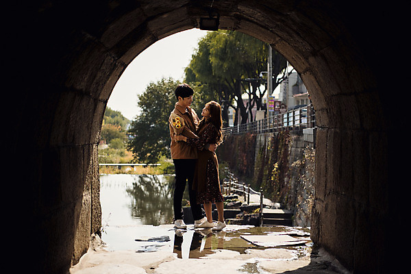 포토 JPG 주간 전신 커플 여자 남자 행복 꽃다발 프로포즈 데이트 안기 출입구 사랑 사람 20대 성인 야외 두명 옆모습 마주보기 한국인 연못 아치 설레임 수원 성인만 화홍문 수원화성 국내포토 자연요소 꽃 감정 뷰포인트 한국건축 관계 모션 동양인 청년 경기도 랜드마크 파일형식