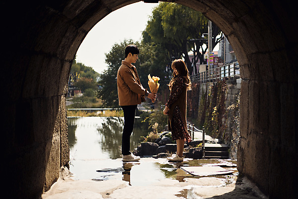 포토 JPG 주간 전신 커플 여자 남자 행복 꽃다발 프로포즈 데이트 출입구 사랑 사람 20대 성인 야외 두명 옆모습 마주보기 한국인 연못 주기 아치 설레임 수원 성인만 화홍문 수원화성 국내포토 자연요소 꽃 감정 뷰포인트 한국건축 관계 모션 동양인 청년 경기도 랜드마크 파일형식