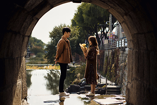 포토 JPG 주간 전신 커플 여자 남자 행복 꽃다발 프로포즈 데이트 출입구 사랑 미소 사람 20대 성인 야외 두명 옆모습 마주보기 한국인 연못 아치 성문 설레임 수원 성인만 화홍문 수원화성 국내포토 자연요소 꽃 감정 뷰포인트 한국건축 관계 모션 표정 동양인 청년 성 경기도 랜드마크 파일형식