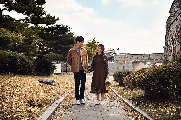 포토 JPG 주간 전신 나무 한국전통 커플 여자 남자 행복 낙엽 데이트 돌담 사랑 미소 사람 20대 성인 야외 두명 앞모습 마주보기 걷기 손잡기 산책 한국인 가을 성 설레임 수원 성인만 화성행궁 수원화성 행궁 국내포토 자연요소 식물 전통 건축물 계절 감정 뷰포인트 잎 한국건축 관계 모션 휴식 한국 표정 동양인 청년 담장 궁궐 돌_바위 경기도 랜드마크 파일형식