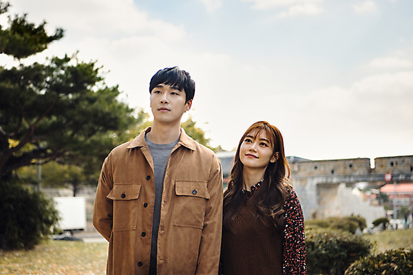 포토 JPG 주간 나무 한국전통 커플 응시 여자 남자 행복 데이트 사랑 미소 사람 잔디 상반신 20대 성인 야외 두명 앞모습 한국인 설레임 수원 성인만 화성행궁 수원화성 행궁 국내포토 자연요소 식물 전통 시선 감정 뷰포인트 한국건축 관계 한국 표정 동양인 청년 궁궐 경기도 랜드마크 파일형식