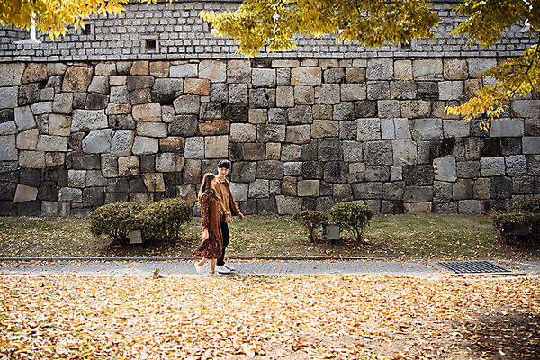 포토 JPG 주간 전신 한국전통 커플 응시 여자 남자 행복 낙엽 데이트 단풍나무 돌담 사랑 사람 20대 성인 야외 두명 옆모습 걷기 산책 한국인 돌벽 설레임 수원 성인만 화성행궁 수원화성 행궁 국내포토 자연요소 나무 전통 시선 감정 벽 뷰포인트 단풍 잎 한국건축 관계 모션 휴식 한국 동양인 청년 담장 궁궐 돌_바위 경기도 랜드마크 파일형식