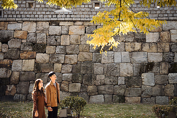 포토 JPG 주간 한국전통 커플 응시 여자 남자 행복 여유 단풍 데이트 돌담 사랑 사람 상반신 20대 성인 야외 두명 옆모습 걷기 손잡기 산책 한국인 나뭇가지 돌벽 설레임 수원 성인만 화성행궁 수원화성 행궁 국내포토 자연요소 나무 전통 시선 감정 벽 뷰포인트 잎 한국건축 관계 모션 휴식 한국 동양인 청년 담장 궁궐 돌_바위 경기도 랜드마크 파일형식