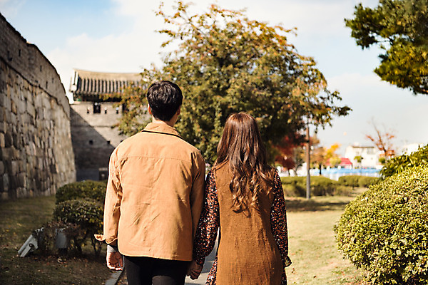포토 JPG 주간 나무 한국전통 커플 여자 남자 행복 데이트 돌담 사랑 사람 잔디 상반신 20대 성인 야외 두명 뒷모습 걷기 손잡기 산책 한국인 돌벽 설레임 수원 성인만 화성행궁 수원화성 행궁 국내포토 자연요소 식물 전통 감정 벽 뷰포인트 한국건축 관계 모션 휴식 한국 동양인 청년 담장 궁궐 돌_바위 경기도 랜드마크 파일형식