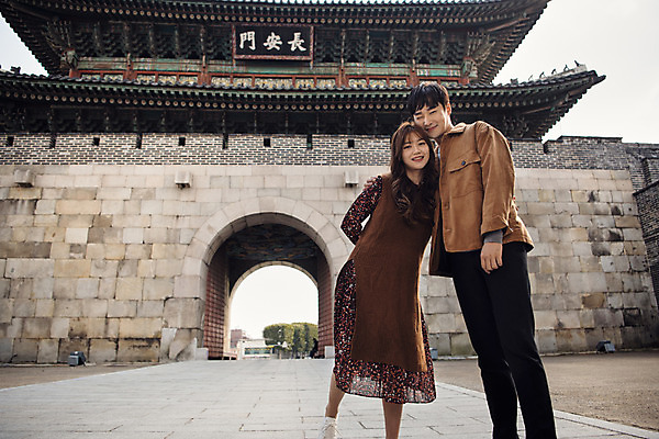 포토 JPG 주간 전신 한국전통 커플 여자 남자 행복 고건축 데이트 한국건축 출입구 사랑 미소 사람 상반신 20대 성인 야외 두명 앞모습 옆모습 한국인 성 돌벽 처마 기와지붕 성문 설레임 수원 장안문 성인만 화성행궁 수원화성 행궁 국내포토 자연요소 전통 건축물 건축 감정 벽 뷰포인트 관계 지붕 한국 표정 기와 동양인 청년 궁궐 경기도 랜드마크 파일형식