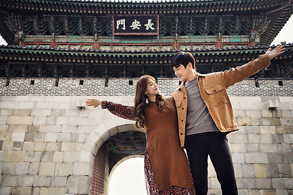 포토 JPG 주간 한국전통 커플 여자 남자 행복 고건축 데이트 팔벌리기 출입구 사랑 미소 사람 상반신 20대 성인 야외 두명 앞모습 마주보기 한국인 성 즐거움 처마 기와지붕 성문 설레임 수원 장안문 성인만 화성행궁 수원화성 행궁 국내포토 자연요소 전통 건축물 감정 뷰포인트 한국건축 관계 모션 지붕 한국 표정 기와 동양인 청년 궁궐 경기도 랜드마크 파일형식