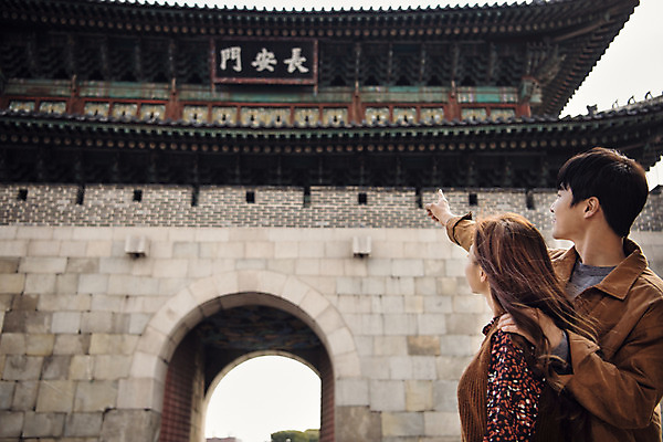 포토 JPG 주간 한국전통 커플 응시 여자 남자 행복 고건축 데이트 출입구 돌담 사랑 사람 상반신 20대 성인 야외 두명 옆모습 한국인 가리킴 성 처마 기와지붕 성문 설레임 수원 장안문 성인만 어깨에손 화성행궁 수원화성 행궁 국내포토 자연요소 전통 건축물 시선 감정 뷰포인트 한국건축 관계 모션 지붕 한국 기와 동양인 손짓 청년 담장 궁궐 돌_바위 경기도 랜드마크 파일형식