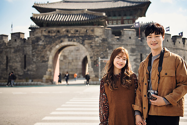 포토 JPG 주간 한국전통 커플 응시 여자 남자 행복 도로 고건축 데이트 한국건축 사랑 미소 사람 상반신 20대 성인 야외 두명 앞모습 카메라 손잡기 한국인 성 횡단보도 성문 설레임 수원 장안문 성인만 화성행궁 수원화성 행궁 국내포토 자연요소 전통 건축물 시선 건축 감정 길 뷰포인트 관계 교통시설 모션 한국 표정 동양인 청년 전자제품 궁궐 보행로 경기도 랜드마크 파일형식