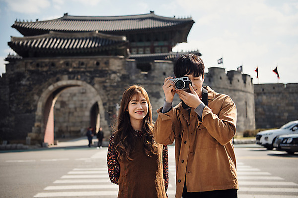 포토 JPG 주간 한국전통 커플 응시 여자 남자 행복 도로 데이트 한국건축 사랑 미소 사람 상반신 20대 성인 야외 두명 앞모습 카메라 사진촬영 한국인 성 횡단보도 성문 설레임 수원 장안문 성인만 화성행궁 수원화성 행궁 국내포토 자연요소 전통 건축물 시선 건축 감정 길 뷰포인트 관계 교통시설 한국 표정 동양인 청년 전자제품 촬영 궁궐 보행로 경기도 랜드마크 파일형식