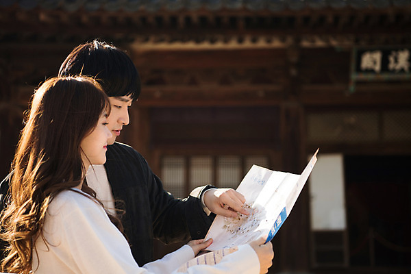 포토 JPG 주간 한국전통 커플 여자 남자 행복 전통문화 고건축 지도 데이트 사랑 사람 팜플렛 상반신 20대 성인 야외 두명 옆모습 한국인 가리킴 관람 설레임 수원 성인만 화성행궁 수원화성 행궁 국내포토 자연요소 전통 건축물 감정 문화 뷰포인트 한국건축 관계 한국 동양인 손짓 청년 궁궐 경기도 랜드마크 파일형식