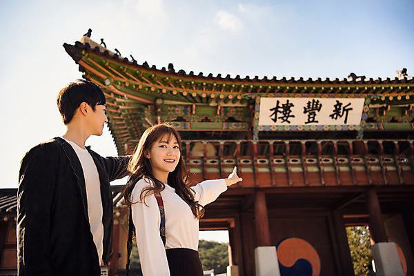 포토 JPG 주간 한국전통 커플 응시 여자 남자 행복 고건축 데이트 한국건축 사랑 미소 사람 상반신 20대 성인 야외 두명 옆모습 한국인 가리킴 대문 태극 처마 기와지붕 설레임 수원 성인만 화성행궁 수원화성 행궁 국내포토 자연요소 전통 문양 건축물 시선 건축 감정 뷰포인트 관계 지붕 한국 표정 기와 동양인 손짓 청년 문 궁궐 경기도 랜드마크 파일형식