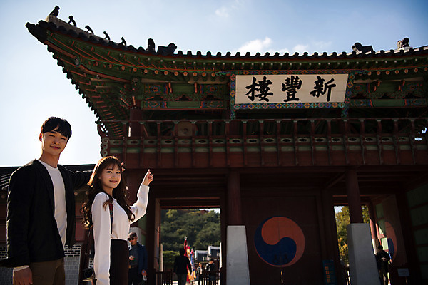 포토 JPG 주간 한국전통 커플 응시 여자 남자 행복 전통문화 데이트 사랑 미소 사람 상반신 20대 성인 야외 두명 옆모습 관광지 한국인 가리킴 대문 태극 처마 기와지붕 설레임 수원 성인만 화성행궁 수원화성 행궁 국내포토 자연요소 전통 문양 시선 감정 문화 뷰포인트 여행 한국건축 관계 지붕 한국 표정 기와 동양인 손짓 청년 문 궁궐 경기도 랜드마크 파일형식