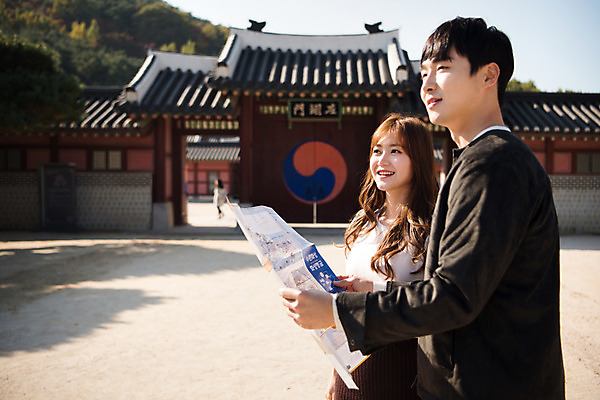 포토 JPG 주간 한국전통 커플 응시 여자 남자 행복 리플렛 고건축 데이트 한국건축 사랑 사람 팜플렛 상반신 20대 성인 야외 두명 옆모습 한국인 대문 태극 설레임 수원 성인만 화성행궁 수원화성 행궁 국내포토 자연요소 전통 문양 건축물 시선 건축 감정 뷰포인트 관계 한국 동양인 청년 문 궁궐 경기도 랜드마크 파일형식
