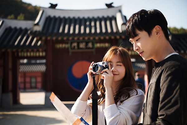 포토 JPG 주간 한국전통 커플 응시 여자 남자 행복 리플렛 고건축 데이트 한국건축 사랑 사람 팜플렛 상반신 20대 성인 야외 두명 앞모습 옆모습 전통문양 카메라 사진촬영 한국인 기와지붕 설레임 수원 성인만 화성행궁 수원화성 행궁 국내포토 자연요소 전통 문양 건축물 시선 건축 감정 뷰포인트 관계 지붕 한국 기와 동양인 청년 전자제품 촬영 궁궐 경기도 랜드마크 파일형식