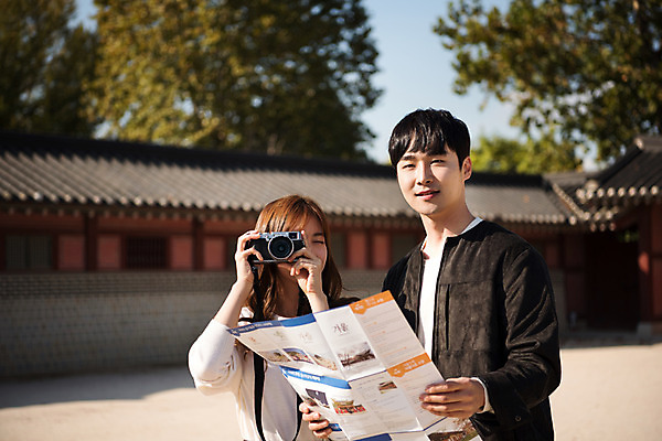 포토 JPG 주간 한국전통 커플 응시 여자 남자 행복 리플렛 고건축 지도 데이트 사랑 미소 사람 상반신 20대 성인 야외 두명 앞모습 카메라 사진촬영 한국인 기와지붕 설레임 수원 성인만 화성행궁 수원화성 행궁 국내포토 자연요소 전통 건축물 시선 감정 뷰포인트 한국건축 관계 지붕 한국 표정 기와 동양인 청년 전자제품 촬영 궁궐 경기도 랜드마크 파일형식