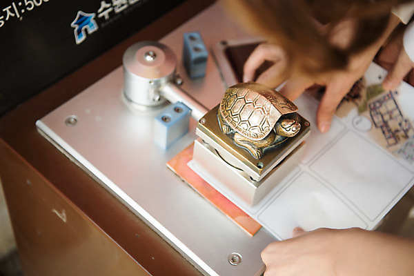 포토 JPG 주간 한국전통 손 커플 여자 남자 전통문화 기념 사람 근접촬영 성인 야외 두명 신체부위 도장 한국인 누름 수원 찍기 성인만 화성행궁 수원화성 행궁 국내포토 자연요소 전통 문화 뷰포인트 한국건축 관계 모션 한국 동양인 궁궐 경기도 랜드마크 파일형식