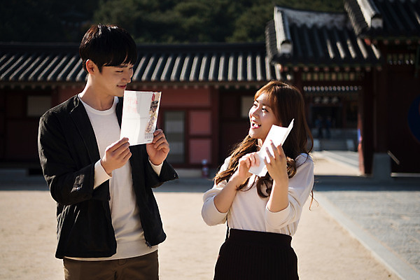 포토 JPG 주간 한국전통 커플 응시 여자 남자 행복 고건축 데이트 사랑 미소 들기 사람 상반신 20대 성인 야외 두명 앞모습 마주보기 한국인 기와지붕 설레임 수원 성인만 화성행궁 수원화성 행궁 국내포토 자연요소 전통 건축물 시선 감정 뷰포인트 한국건축 관계 모션 지붕 한국 표정 기와 동양인 청년 궁궐 경기도 랜드마크 파일형식