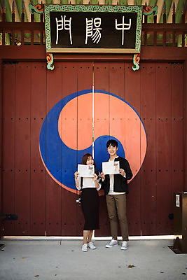 포토 JPG 주간 전신 한국전통 전통 커플 여자 남자 행복 고건축 데이트 한국건축 사랑 미소 들기 사람 20대 성인 야외 두명 앞모습 카메라 한국인 대문 설레임 수원 성인만 화성행궁 수원화성 행궁 국내포토 자연요소 건축물 건축 감정 뷰포인트 관계 모션 한국 표정 동양인 청년 전자제품 문 궁궐 경기도 랜드마크 파일형식