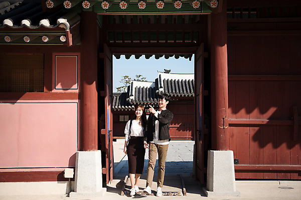 포토 JPG 주간 전신 한국전통 커플 응시 여자 남자 행복 고건축 데이트 사랑 미소 사람 20대 성인 야외 두명 앞모습 걷기 손잡기 산책 한국인 가리킴 대문 처마 기와지붕 설레임 수원 성인만 화성행궁 수원화성 행궁 국내포토 자연요소 전통 건축물 시선 감정 뷰포인트 한국건축 관계 모션 지붕 휴식 한국 표정 기와 동양인 손짓 청년 문 궁궐 경기도 랜드마크 파일형식