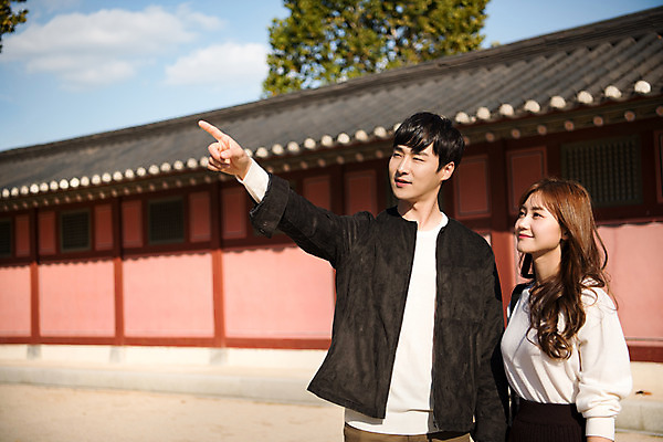 포토 JPG 주간 한국전통 커플 응시 여자 남자 행복 고건축 데이트 사랑 미소 사람 상반신 20대 성인 야외 두명 앞모습 옆모습 한국인 가리킴 기와지붕 설레임 수원 성인만 화성행궁 수원화성 행궁 국내포토 자연요소 전통 건축물 시선 감정 뷰포인트 한국건축 관계 지붕 한국 표정 기와 동양인 손짓 청년 궁궐 경기도 랜드마크 파일형식