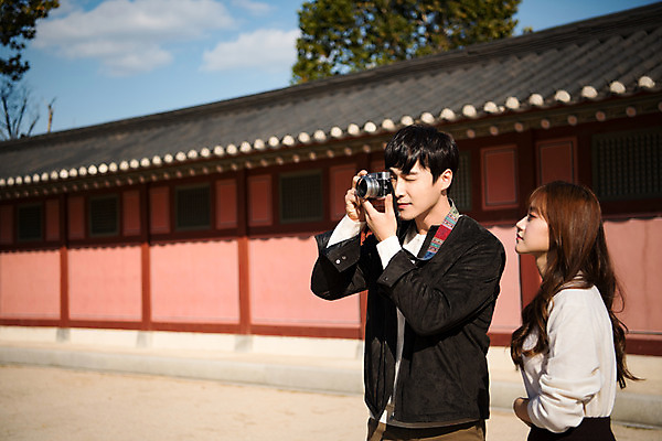 포토 JPG 주간 한국전통 커플 응시 여자 남자 행복 고건축 데이트 사랑 사람 상반신 20대 성인 야외 두명 옆모습 카메라 사진촬영 한국인 기와지붕 설레임 수원 성인만 화성행궁 수원화성 행궁 국내포토 자연요소 전통 건축물 시선 감정 뷰포인트 한국건축 관계 지붕 한국 기와 동양인 청년 전자제품 촬영 궁궐 경기도 랜드마크 파일형식