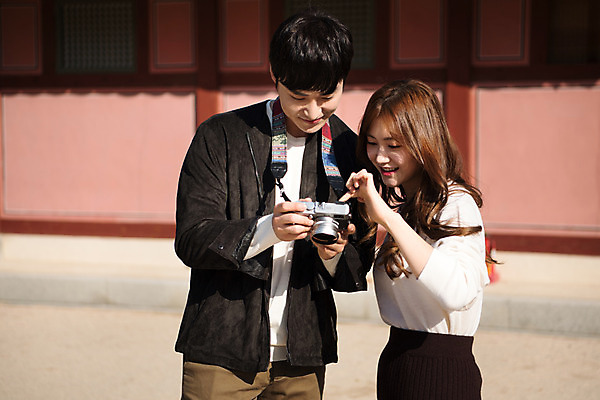 포토 JPG 주간 한국전통 커플 응시 여자 남자 행복 고건축 데이트 사랑 미소 사람 상반신 20대 성인 야외 두명 앞모습 옆모습 카메라 한국인 가리킴 설레임 수원 성인만 화성행궁 수원화성 행궁 국내포토 자연요소 전통 건축물 시선 감정 뷰포인트 한국건축 관계 한국 표정 동양인 손짓 청년 전자제품 궁궐 경기도 랜드마크 파일형식