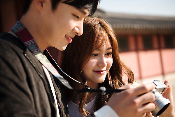 포토 JPG 주간 한국전통 커플 응시 여자 남자 행복 고건축 데이트 사랑 미소 사람 상반신 20대 성인 야외 두명 옆모습 카메라 한국인 설레임 수원 성인만 화성행궁 수원화성 국내포토 자연요소 전통 건축물 시선 감정 뷰포인트 한국건축 관계 한국 표정 동양인 청년 전자제품 궁궐 경기도 랜드마크 파일형식