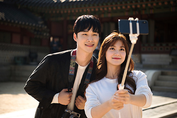 포토 JPG 주간 한국전통 커플 응시 여자 남자 행복 고건축 데이트 사랑 미소 사람 상반신 20대 성인 야외 두명 앞모습 카메라 한국인 셀프카메라 처마 기와지붕 설레임 셀카봉 수원 성인만 화성행궁 수원화성 행궁 국내포토 자연요소 전통 건축물 시선 감정 뷰포인트 한국건축 관계 지붕 한국 표정 기와 동양인 청년 전자제품 사진촬영 궁궐 경기도 랜드마크 파일형식