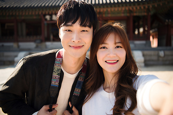 포토 JPG 주간 한국전통 커플 응시 여자 남자 행복 고건축 데이트 사랑 미소 사람 상반신 20대 성인 야외 두명 앞모습 한국인 기와지붕 설레임 수원 성인만 화성행궁 수원화성 행궁 국내포토 자연요소 전통 건축물 시선 감정 뷰포인트 한국건축 관계 지붕 한국 표정 기와 동양인 청년 궁궐 경기도 랜드마크 파일형식