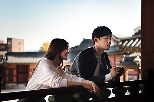 포토 JPG 주간 한국전통 커플 응시 여자 남자 행복 고건축 데이트 사랑 미소 사람 상반신 20대 성인 야외 두명 옆모습 카메라 기댐 한국인 기와지붕 설레임 수원 성인만 화성행궁 수원화성 행궁 국내포토 자연요소 전통 건축물 시선 감정 뷰포인트 한국건축 관계 모션 지붕 한국 표정 기와 동양인 청년 전자제품 궁궐 경기도 랜드마크 파일형식