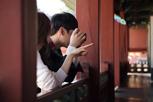 포토 JPG 주간 한국전통 커플 여자 남자 행복 고건축 데이트 사랑 사람 상반신 20대 성인 야외 두명 옆모습 카메라 사진촬영 한국인 가리킴 설레임 수원 성인만 화성행궁 수원화성 행궁 국내포토 자연요소 전통 건축물 감정 뷰포인트 한국건축 관계 한국 동양인 손짓 청년 전자제품 촬영 궁궐 경기도 랜드마크 파일형식