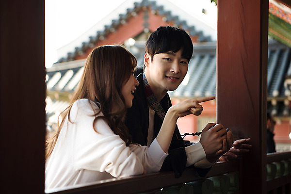 포토 JPG 주간 한국전통 커플 응시 여자 남자 행복 고건축 데이트 사랑 미소 사람 상반신 20대 성인 야외 두명 옆모습 한국인 가리킴 기와지붕 설레임 수원 성인만 화성행궁 수원화성 행궁 국내포토 자연요소 전통 건축물 시선 감정 뷰포인트 한국건축 관계 지붕 한국 표정 기와 동양인 손짓 청년 궁궐 경기도 랜드마크 파일형식