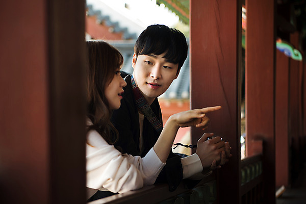 포토 JPG 주간 한국전통 커플 응시 여자 남자 행복 고건축 데이트 대화 사랑 사람 상반신 20대 성인 야외 두명 옆모습 기댐 한국인 가리킴 설레임 수원 성인만 화성행궁 수원화성 행궁 국내포토 자연요소 전통 건축물 시선 감정 뷰포인트 한국건축 관계 모션 한국 말하기 동양인 손짓 청년 궁궐 경기도 랜드마크 파일형식