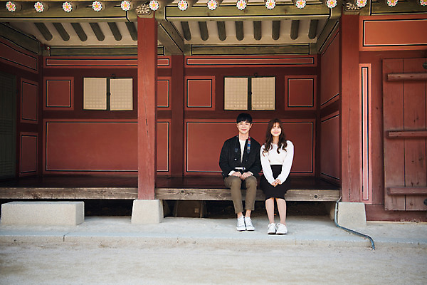 포토 JPG 주간 전신 한국전통 커플 응시 여자 남자 행복 고건축 데이트 사랑 미소 사람 앉기 20대 성인 야외 두명 앞모습 한국인 처마 설레임 수원 전통창문 툇마루 성인만 화성행궁 수원화성 행궁 국내포토 자연요소 전통 건축물 시선 감정 뷰포인트 한국건축 창문 관계 모션 한국 표정 동양인 청년 궁궐 마루_인테리어 경기도 랜드마크 파일형식