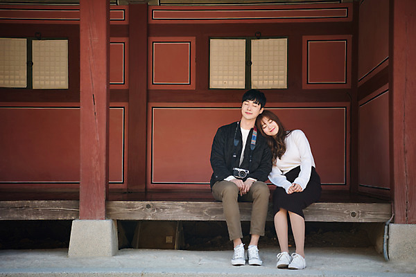 포토 JPG 주간 전신 한국전통 커플 여자 남자 행복 여유 고건축 데이트 휴식 사랑 사람 앉기 20대 성인 야외 두명 앞모습 전통문양 카메라 눈감음 기댐 한국인 설레임 수원 전통창문 툇마루 성인만 화성행궁 수원화성 행궁 국내포토 자연요소 전통 문양 건축물 감정 뷰포인트 컨셉 한국건축 창문 관계 모션 한국 동양인 청년 전자제품 궁궐 마루_인테리어 경기도 랜드마크 파일형식