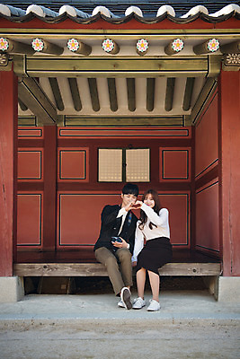 포토 JPG 주간 전신 한국전통 커플 여자 남자 행복 고건축 데이트 사랑 미소 사람 앉기 20대 성인 야외 두명 앞모습 전통문양 카메라 한국인 처마 설레임 손하트 수원 성인만 화성행궁 수원화성 행궁 국내포토 자연요소 전통 문양 건축물 감정 뷰포인트 한국건축 관계 모션 한국 표정 동양인 손짓 청년 전자제품 궁궐 경기도 랜드마크 파일형식