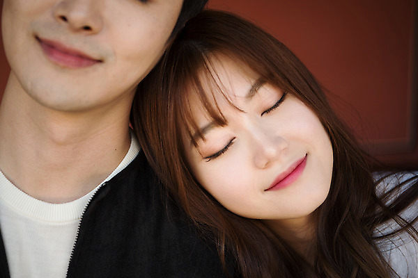 포토 JPG 주간 한국전통 커플 여자 남자 행복 데이트 휴식 사랑 미소 사람 근접촬영 상반신 20대 성인 야외 두명 앞모습 눈감음 기댐 한국인 설레임 수원 성인만 화성행궁 수원화성 국내포토 자연요소 전통 감정 뷰포인트 컨셉 한국건축 관계 모션 한국 표정 동양인 청년 궁궐 경기도 랜드마크 파일형식