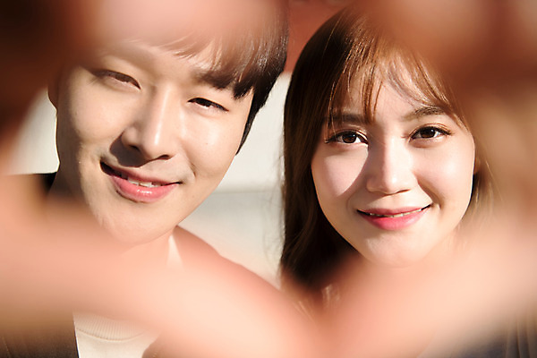 포토 JPG 주간 한국전통 커플 응시 여자 남자 행복 데이트 사랑 미소 사람 근접촬영 상반신 20대 성인 야외 두명 앞모습 아웃포커스 한국인 설레임 손하트 수원 성인만 화성행궁 수원화성 국내포토 자연요소 전통 시선 감정 뷰포인트 한국건축 관계 한국 촬영기법 표정 동양인 손짓 청년 궁궐 경기도 랜드마크 파일형식