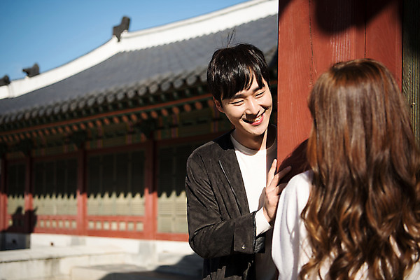 포토 JPG 주간 한국전통 커플 여자 남자 행복 고건축 데이트 장난 사랑 웃음 사람 상반신 20대 성인 야외 두명 앞모습 뒷모습 마주보기 한국인 즐거움 전통문 기와지붕 설레임 수원 성인만 화성행궁 수원화성 행궁 국내포토 자연요소 전통 건축물 감정 뷰포인트 한국건축 관계 모션 지붕 한국 표정 기와 동양인 청년 문 궁궐 경기도 랜드마크 파일형식