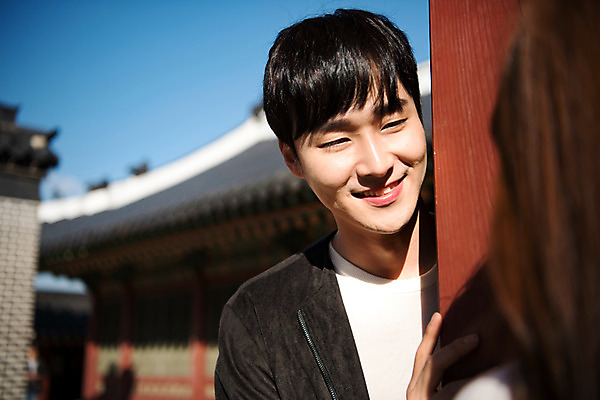 포토 JPG 주간 한국전통 커플 응시 여자 남자 행복 고건축 데이트 사랑 미소 사람 상반신 20대 성인 야외 두명 앞모습 뒷모습 마주보기 한국인 전통문 설레임 수원 성인만 화성행궁 수원화성 국내포토 자연요소 전통 건축물 시선 감정 뷰포인트 한국건축 관계 모션 한국 표정 동양인 청년 문 궁궐 경기도 랜드마크 파일형식