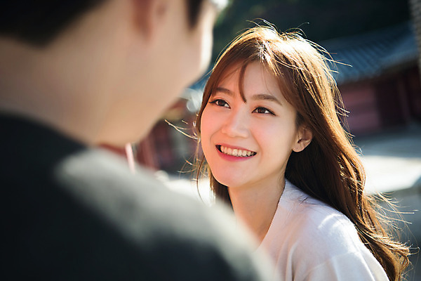 포토 JPG 주간 한국전통 커플 여자 남자 행복 데이트 사랑 미소 사람 근접촬영 상반신 20대 성인 야외 두명 앞모습 뒷모습 마주보기 한국인 설레임 수원 성인만 화성행궁 수원화성 국내포토 자연요소 전통 감정 뷰포인트 한국건축 관계 모션 한국 표정 동양인 청년 궁궐 경기도 랜드마크 파일형식