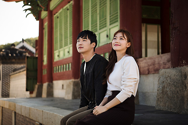 포토 JPG 주간 한국전통 커플 응시 여자 남자 행복 고건축 데이트 사랑 미소 사람 앉기 상반신 20대 성인 야외 두명 옆모습 한국인 설레임 수원 전통문살 성인만 화성행궁 수원화성 행궁 국내포토 자연요소 전통 건축물 시선 감정 뷰포인트 한국건축 관계 모션 한국 표정 동양인 청년 궁궐 문살 경기도 랜드마크 파일형식
