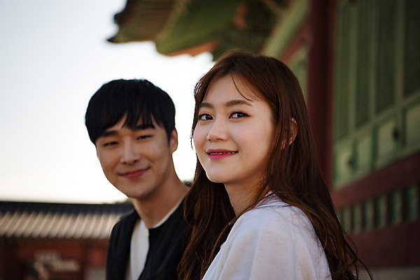 포토 JPG 주간 한국전통 커플 응시 여자 남자 행복 고건축 데이트 사랑 미소 사람 근접촬영 상반신 20대 성인 야외 두명 옆모습 한국인 설레임 수원 성인만 화성행궁 수원화성 국내포토 자연요소 전통 건축물 시선 감정 뷰포인트 한국건축 관계 한국 표정 동양인 청년 궁궐 경기도 랜드마크 파일형식