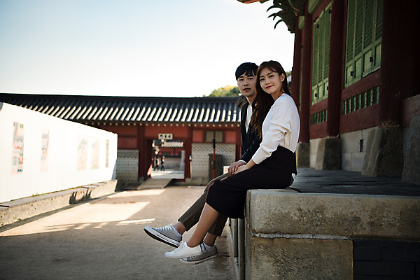 포토 JPG 주간 전신 한국전통 커플 응시 여자 남자 행복 고건축 데이트 사랑 미소 사람 앉기 20대 성인 야외 두명 옆모습 한국인 설레임 수원 성인만 화성행궁 수원화성 행궁 국내포토 자연요소 전통 건축물 시선 감정 뷰포인트 한국건축 관계 모션 한국 표정 동양인 청년 궁궐 경기도 랜드마크 파일형식