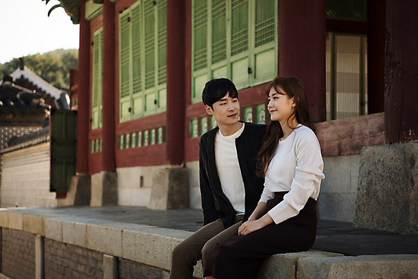 포토 JPG 주간 한국전통 커플 응시 여자 남자 행복 고건축 데이트 사랑 미소 사람 앉기 상반신 20대 성인 야외 두명 옆모습 한국인 설레임 수원 성인만 화성행궁 수원화성 행궁 국내포토 자연요소 전통 건축물 시선 감정 뷰포인트 한국건축 관계 모션 한국 표정 동양인 청년 궁궐 경기도 랜드마크 파일형식