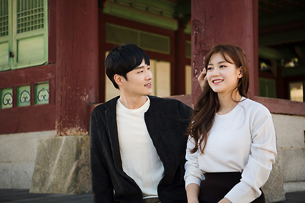 포토 JPG 주간 한국전통 커플 응시 여자 남자 행복 고건축 데이트 사랑 미소 사람 앉기 상반신 20대 성인 야외 두명 앞모습 옆모습 한국인 설레임 수원 성인만 화성행궁 수원화성 행궁 국내포토 자연요소 전통 건축물 시선 감정 뷰포인트 한국건축 관계 모션 한국 표정 동양인 청년 궁궐 경기도 랜드마크 파일형식