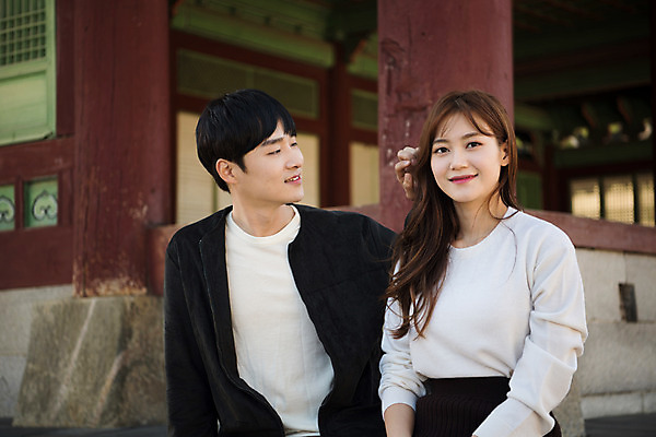 포토 JPG 주간 한국전통 커플 응시 여자 남자 행복 고건축 데이트 사랑 미소 사람 앉기 상반신 20대 성인 야외 두명 앞모습 한국인 설레임 수원 성인만 화성행궁 수원화성 행궁 국내포토 자연요소 전통 건축물 시선 감정 뷰포인트 한국건축 관계 모션 한국 표정 동양인 청년 궁궐 경기도 랜드마크 파일형식