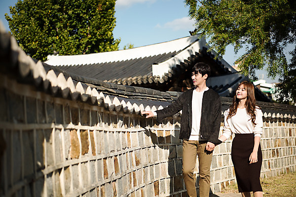 포토 JPG 주간 한국전통 커플 여자 남자 행복 여유 고건축 데이트 사랑 미소 사람 상반신 20대 성인 야외 두명 앞모습 걷기 손잡기 산책 한국인 기와지붕 설레임 수원 성인만 기와담장 화성행궁 수원화성 행궁 국내포토 자연요소 전통 건축물 감정 뷰포인트 한국건축 관계 모션 지붕 휴식 한국 표정 기와 동양인 청년 담장 궁궐 경기도 랜드마크 파일형식