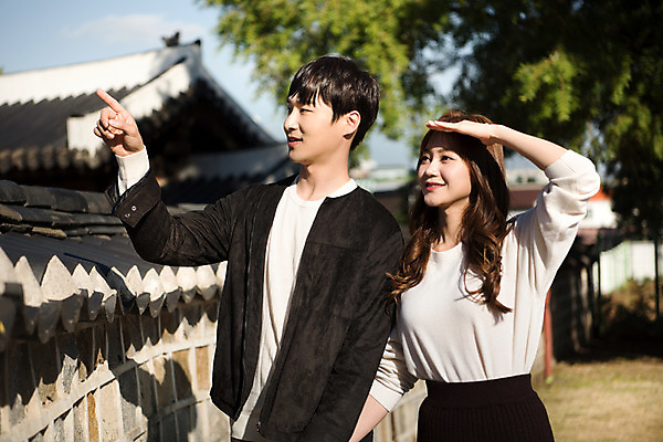 포토 JPG 주간 한국전통 커플 응시 여자 남자 행복 고건축 데이트 사랑 미소 사람 상반신 20대 성인 야외 두명 앞모습 햇빛 손잡기 산책 한국인 가리킴 기와지붕 설레임 얼굴가리기 수원 성인만 기와담장 화성행궁 수원화성 행궁 국내포토 자연요소 전통 건축물 시선 감정 뷰포인트 한국건축 관계 모션 지붕 휴식 한국 표정 기와 동양인 손짓 청년 담장 태양 궁궐 가림 경기도 랜드마크 파일형식